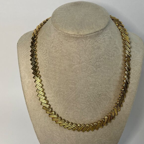 Vintage Gold-Tone Chevron Necklace With Elegant Clasp Design - Picture 4 of 4